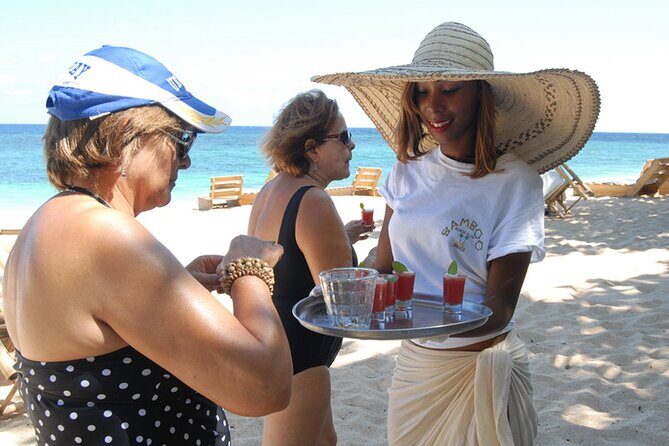 Ocho Rios: Bamboo Beach Club VIP Access with Lunch and Cocktails - The shopping stop on the way back
