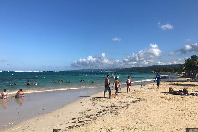 Ocho Rios City Bus Tour (Beach, Sightseeing & Shopping) - What the group size means for your experience